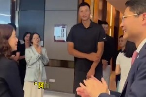 略顯拘謹！廣東名宿易建聯(lián)和前隊友王仕鵬現(xiàn)身廣州參加活動