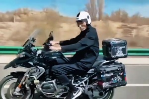 中國男籃名宿巴特爾騎摩托車旅行：走啊 我曾想仗劍走天涯??