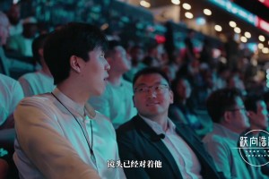 選秀大會(huì)現(xiàn)場(chǎng)，有人喊道：楊瀚森，準(zhǔn)備了！小楊一臉懵：要叫我？