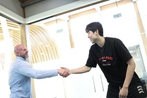 ??夢開始了！開拓者官宣簽約楊瀚森???克羅寧和小楊握手??