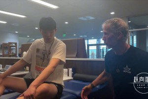 楊瀚森獨家紀錄片 在美接受訓練時細節(jié)教學如何正確使用比賽姿勢